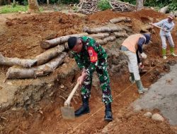 Babinsa Tadangpalie Koramil 05/Ulaweng Bantu Warga Binaan Gali Drainase