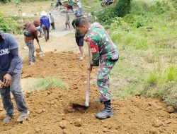Salah Satu Upaya Meningkatkan Hasil Pertanian, Babinsa Tonra Ajak Warga Gotong Royong Meperbaiki Jalan Tani