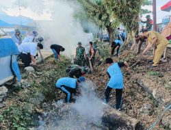 Babinsa Koramil 13/Sibulue Bersama Warga Dan Pelajar Gelar Karya Bakti Bersihkan Selokan