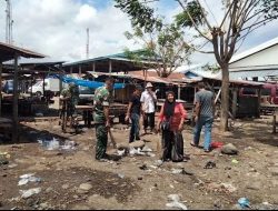 Bakti Untuk Negeri Personel Koramil 1425-04/Kelara Bersama Warga Gelar Aksi Bersih Bersi Pasar