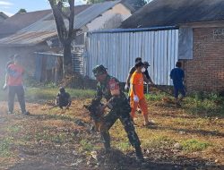 Ciptakan Lingkungan Bersih, Babinsa Desa Damai Bersama Warga Laksanakan Kerja Bakti
