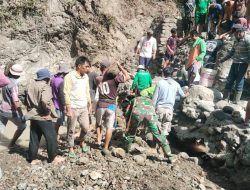 Sinergi Dengan Rakyat, Babinsa Koramil-07 Kodim 1404/Pinrang Kolaborasi Dengan Masyarakat Perbaiki Bendungan Irigasi