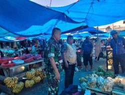 Personil Babinsa Maros Memantau Aktivitas Jual Beli Sembako Di Pasar Tradisional
