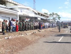 HUT TNI Ke-79 Personel Koramil 04/Kelara Gelar Karya Bakti Pembersihan Pasar
