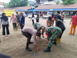 Semangat Gotong Royong, Koramil 02 Enrekang Gelar Karya Bhakti Bersihkan Selokan Bersama Rakyat
