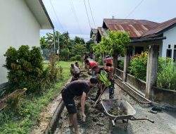 Babinsa Koramil 21/Kota Sigli Bersama Masyarakat Bersihkan Saluran Air untuk Cegah Banjir