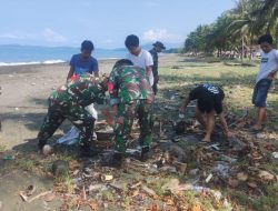 Peduli Lingkungan, Koramil-07 Kodim 1404/Pinrang Bersama Masyarakat Laksanakan Pembersihan Pesisir Pantai Salopi