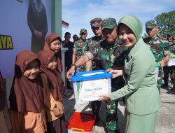 Kunjungan Kerja di Makodim 0116/Nagan Raya Danrem 012/Teuku Umar Bersama Ketua Persit Koorcab Rem 012 bagikan Sembako pada anak yatim