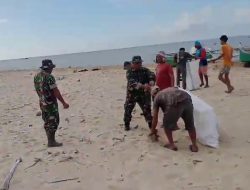 Peduli Kebersihan Lingkungan Babinsa Kelurahan Biringkassi Ajak Warga Gotong Royong Membersihkan Pantai