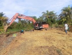 Personil Satgas TMMD dan Alat Berat Fokus Pengerjaan Jalan di Desa Blang Sebel