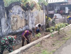 Peduli Kebersihan Lingkungan, Anggota Koramil-08 Kodim 1404/Pinrang Bersihkan Saluran Air Bersama Warga