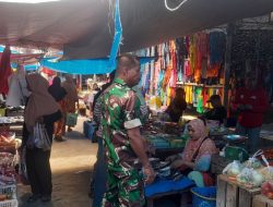 Babinsa Koramil-06 Kodim 1404/Pinrang Cek Harga Sembako di Pasar Tradisional