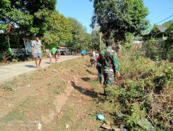 Manfaatkan Hari Libur, Babinsa Ajak Warganya Lakukan Pembersihan Sekitar