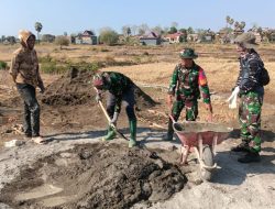 Dipimpin Babinsa, Satgas TMMD Ke 122 TA 2024 Kodim 1425/Jeneponto Bantu Warga Buat Saluran Irigasi Pertanian
