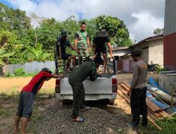 Anggota Satgas TMMD Kodim 1206/Putussibau Dan Warga Laksanakan Penurunan Material Batu Untuk Pembuatan MCK