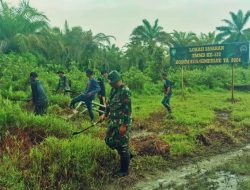 Satgas TMMD Bersama Warga Masyarakat Gotong Royong Bersihkan Semak Belukar