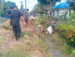Cegah Banjir, Koramil-02 Kodim 1404/Pinrang Bersama Warga Kerja Bakti Bersihkan Saluran Air