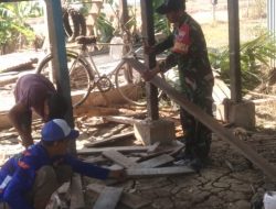 Atasi Kesulitan Warganya, Babinsa Koramil 1422-04/Mandai Gotong Royong Bantu Renovasi Rumah