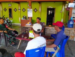 Demi Menjalin Hubungan Baik, Babinsa Koramil-08 Kodim 1404/Pinrang melaksanakan Komsos Dengan Warga