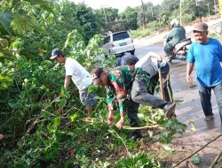 Personil Koramil 1422-04/Mandai Bersama Masyarakat Karya Bhakti Bersihkan Pasar