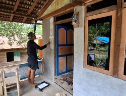 Satgas TMMD Reguler Ke-122 Kodim 1206/Putussibau Lakukan Pengecatan RTLH Milik Ibu Salemah