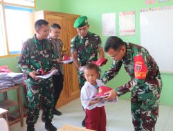Dansatgas TMMD Letkol Inf Muhammad Amin, S.IP., Bagikan Nasi Kotak Dan Seragam Sekolah kepada Siswa Kurang Mampu di SDN Negeri 21 Bangkala Barat