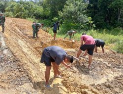 “Dengan Penuh Semangat” Satgas TMMD Reguler Ke-122 Kodim 1206/Putussibau Laksanakan Pembersihan Jalan Penghubung Antar Dusun Yang Masih Dalam Proses Pengerjaan
