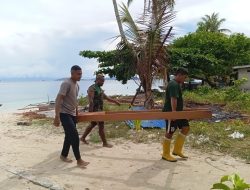 Tidak Kenal Medan, Satgas TMMD Kodim 1805/Raja Ampat Melangsir Mengakat kayu ke Titik Sasaran Dengan Cara Manual