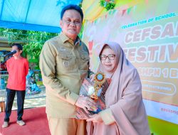 Bupati Suardi Saleh Didampingi Kadis Pendidikan Potong Tumpeng di Ceremonial Of School Anniversary ke 67 UPTD SMPN 1 Barru