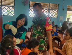 Babinsa Koramil Elikobel Bantu Petugas Kesehatan Gelar Layanan Kesehatan