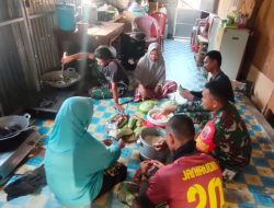 Bingkai Kedekatan dan Kekeluargaan, Anggota Satgas TMMD Ke 122 Kodim 1425/Jeneponto Bantu Masak Dan Makan Bersama Warga