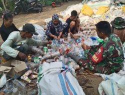 Temui Warga Pemulung, Babinsa Koramil-04 Kodim 1404/Pinrang Berikan Motivasi