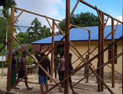Gotong Royong Satgas TMMD Kodim 1805/Raja Ampat dan Warga, Merakit Kayu untuk Pembangunan RTLH