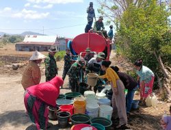 Peduli Kesulitan Masyarakat, Babinsa Bersama Satgas TMMD Ke 122 TA 2024 Kodim 1425/Jeneponto Distribusikan Air Bersih