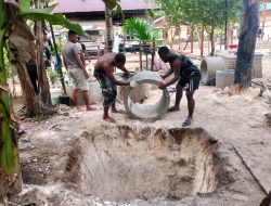 Secercah Mata Air, Satgas TMMD ke-122 Memasang Cincin Sumur Gali di kampung Saporkren