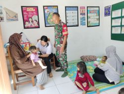 Kurangi Angka Stunting, Babinsa Maros Dampingi Pemberian Imunisasi di Posyandu
