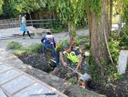 Babinsa Simpang Tiga Turut Galang Kebersamaan dalam Pembangunan Infrastruktur Desa Madika