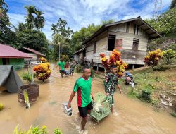 Evakuasi Cepat dan Sigap oleh Satgas Yonzipur 8/SMG selamatkan Warga dan harta benda dari banjir di desa long Apari