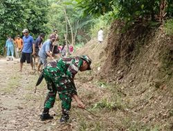 Babinsa Koramil 1424-03/Sinjai Tengah Kodim 1424/Sinjai Gelar Karya Bakti Pembersihan Saluran Air