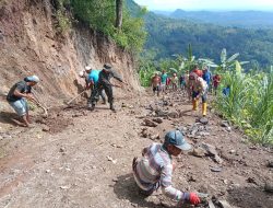 Babinsa Koramil 1424-06/Sinjai Borong Kodim 1424/Sinjai Gelar Karya Bakti Perbaikan Jalan tani