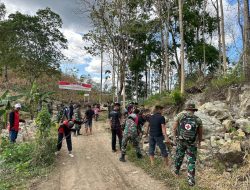 Satgas TMMD 122 Kodim 1407/Bone Bersihkan Kiri Kanan Jalan Bersama Warga