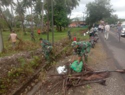 Peduli Lingkungan Bersih, Babinsa Awangpone Bersama Masyarakat Desa Jaling Bersihkan Saluran Air