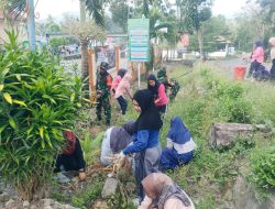 Peringati HUT TNI Ke 79, Babinsa Koramil Ponre Gandeng Pegawai Puskesmas Bersihkan Saluran Air’/Parit