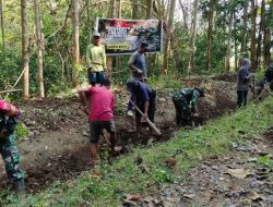 Peduli Lingkungan Bersih, Personel Babinsa Koramil 16/Tonra Bersama Masyarakat Bersihkan Saluran Irigasi Desa Bacu