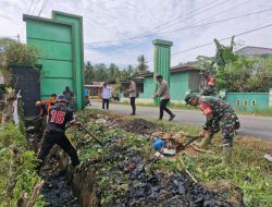 Personel Koramil 1407-11/Barebbo Bersama Warga Bersihkan Saluran Air Antisipasi Banjir