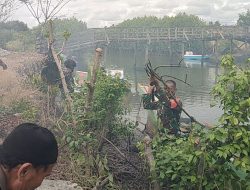 Babinsa Koramil 1407-15/Mare Bersama Warga Bersihkan Bantaran Sungai Desa Data Dari Sampah