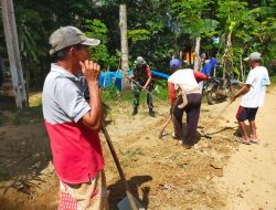 Tunjukkan Semangat, Babinsa Kahu Gotong Royong Bersama Warga Membuat Parit Dan Bersihkan Jalan