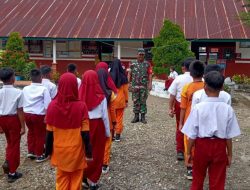 Tanamkan Disiplin, Babinsa Kel. Maroanging Ramil 13/Sibulue Latih PBB Siswa SD Inpres 218