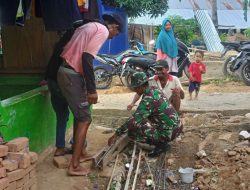 Wujudkan Kepedulian, Babinsa Salomekko Bantu Warga Binaan Dalam Pembagunan Rumah