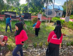 Bainsa Koramil 1407-19/Kahu Laksanakan Kerja Bakti Bersih Lingkungan bersama Ibu – Ibu Penggerak PKK